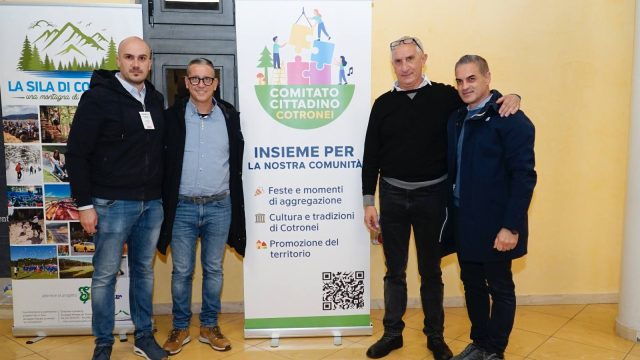 Il patron Giuseppe Pipicelli insieme ad una rappresentanza del Comitato Cittadino Cotronei